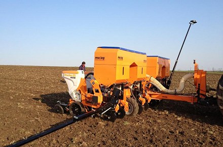 MAAG Precisa XL 4-12 sor - hárompont függesztésű vetőgép gyorskapcsolóval.