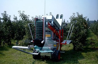 A Pluk-O-Trak nevű gyümölcsfa gép kiváló eszköz minden évszakban.