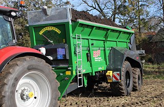 BRIRI MANURE Director 24, 24 t tandemtengelyes szerves trágya, komposzt és mész szóró